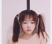 《双马尾嫩妹：男友不在家时的尺度秀，粉嫩可爱的小开发！》