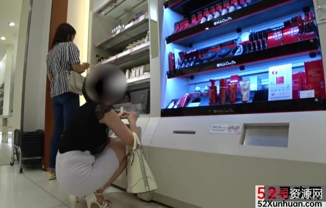 性感御姐街拍:蜜桃臀白色包臀裙,大小神秘男子抓住,火花四溅,甜蜜果汁般满足!