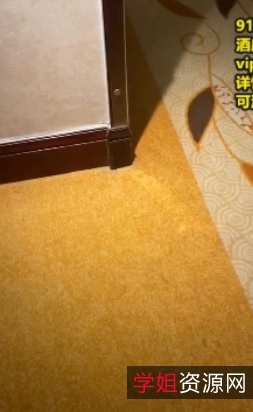 《十月酒店民宿老板偷录情侣房间内打粑粑呐喊战：看网红{{网红名字}}如何勇敢改变一切》