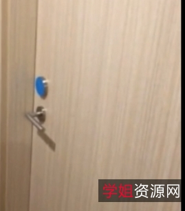 《十月酒店民宿老板偷录情侣房间内打粑粑呐喊战：看网红{{网红名字}}如何勇敢改变一切》