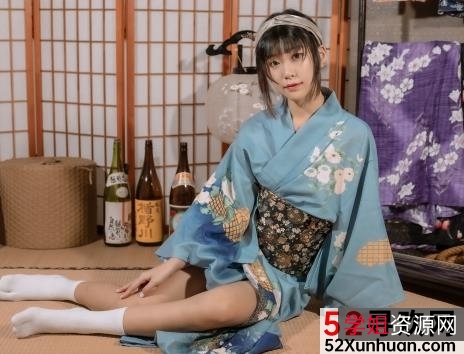 《JVID现役高中生的调皮小猫之旅：活在当下，把握生活中的美好》