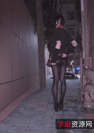 放飞自我!网红伪娘xixiyaxixi曦曦演绎的T恤jk裙放飞自我1080p4K视频,激发你的性感魅力!