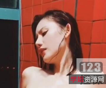 极品超人气名模阿朱:公交车上的女神!