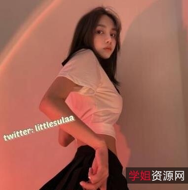 艾米莉,Twitter上网红尤物,秀发、大眼睛、瓜子脸、毫无毛发,让网友们惊叹不已精选尤物艾米莉的精美合集:无毛、无双的完美身材,活生生的美人鱼般的魅力!