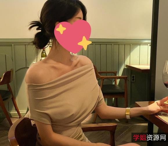 探索自由之旅:空姐Ashley的私拍视频分享