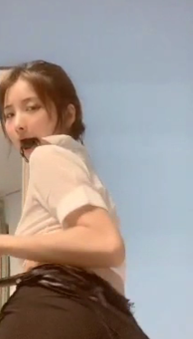 火辣的小猫猫小猫：火辣舞蹈风格与漂亮外表的斗鱼直播网红