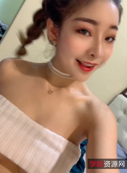 玫瑰花瓣火辣美大罩杯精选妹子诱惑：露脸白色蕾丝内衣脖颈皮肤保养品