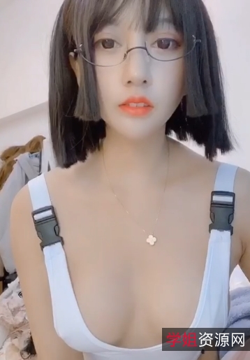 网红过期米线线斗鱼微博火爆写真集！JK白色旗袍灰色旗袍护士服装6点半的月亮