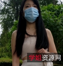 美女穿白色紧身长裤展示修长美腿和翘臀