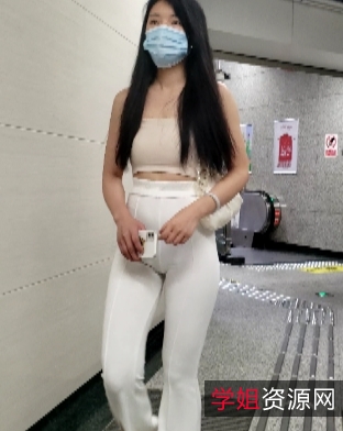 美女穿白色紧身长裤展示修长美腿和翘臀