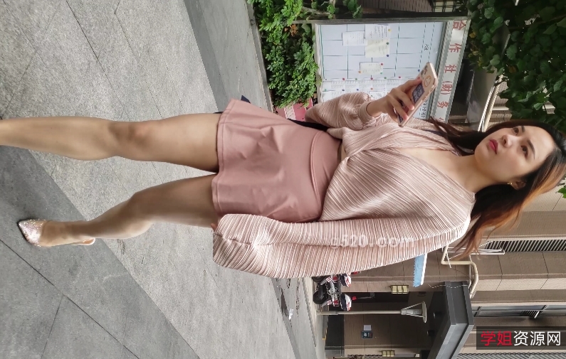 美女穿超短裙高跟展示长腿视频