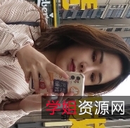 美女穿超短裙高跟展示长腿视频