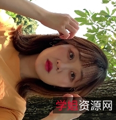 美女穿着吊带紧身白裤展示翘臀的视频