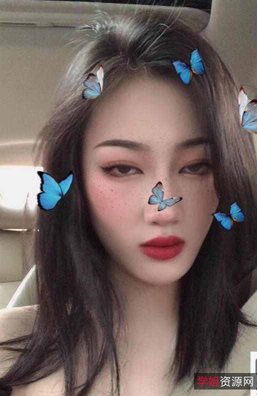 推特美女董柒柒：反差感十足，身材诱人，丝袜风情视频