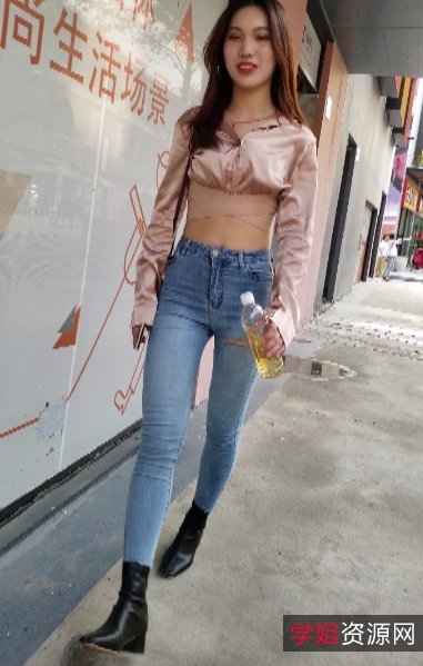 紧身牛仔裤：时尚紧身牛仔裤，展现完美身材长腿：修长美腿，让你倍增自信翘臀：打造迷人曲贤娆让臀部更加迷人美女：时尚美女展示，搭配紧身牛仔裤更加迷人视频：详细展示紧身牛仔裤的穿搭技巧和时尚风格百度云：轻松下载，随时随地欣赏紧身牛仔裤的时尚魅力
