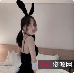 火辣瑜伽女神的热情舞蹈与火辣身材