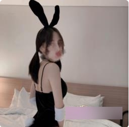 火辣瑜伽女神的热情舞蹈与火辣身材