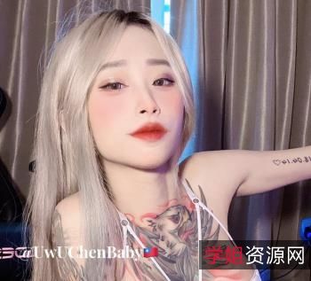 另类叛逆女孩:推特粉丝们的新宠儿!纹身图案球前独特韵味,素颜妆前妆后反差惊艳