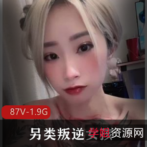 另类叛逆女孩:推特粉丝们的新宠儿!纹身图案球前独特韵味,素颜妆前妆后反差惊艳