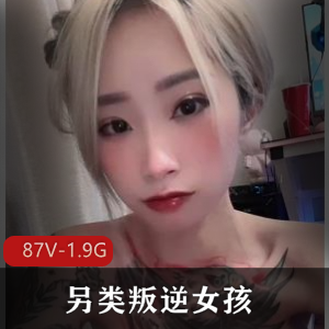 另类叛逆女孩：推特粉丝们的新宠儿！纹身图案球前独特韵味，素颜妆前妆后反差惊艳