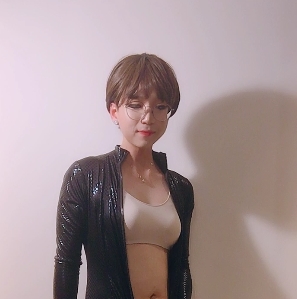 TSJieun合集：273V41G你是谁，为什么出现在这里？黑色长发五官，美丽的眼睛。
