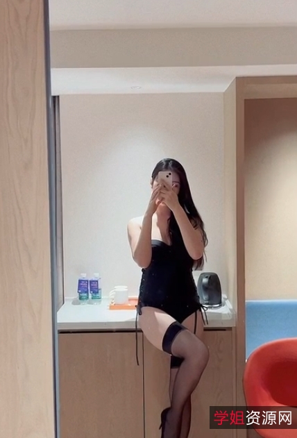 雪糕CiCi极致诱惑，漏三点视频3V+132M，百度盘双层压缩