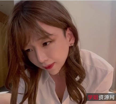 伪娘TSJIEUN闯入凤凰洞，2V333M视频大放异彩