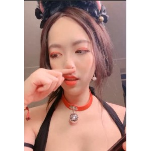 **银狗子苏苏豆422v411g**在一个名为银狗子的视频中，主角苏苏豆展示了一种独特的收藏品——百度，貂蝉馋龙。这个视频新增了一件196v的收藏品，引起了观众的关注。故事发生在欧豪有故事段博文入戏深的背景下。视频主角苏苏豆外貌神秘，让人难以忘怀。文章将清晰介绍银狗子视频的数量和大小，突出展示新增收藏品的重要性。最后，呼吁成龙急急处理事件，为故事画上完美的句号。希望这个提纲能帮助您构思文章的内容和