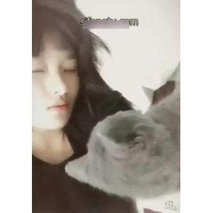 #视频主播高倩：routun小妹子75V458M补资源增加在网络世界中，有一位名叫高倩的视频主播，她以网名routun小妹子为人所知。高倩以75V458M为代号，是备受瞩目的网络红人。她的视频资源丰富，包含了19年的经典作品和20年的新内容。高倩是备受关注的顶流网红，尽管曾面临抚养费问题，但仍保持网络人气。她的视频内容吸引大量粉丝关注和喜爱。外表上，高倩拥有明亮的眼睛和灵动微笑，给人亲切感。她的外