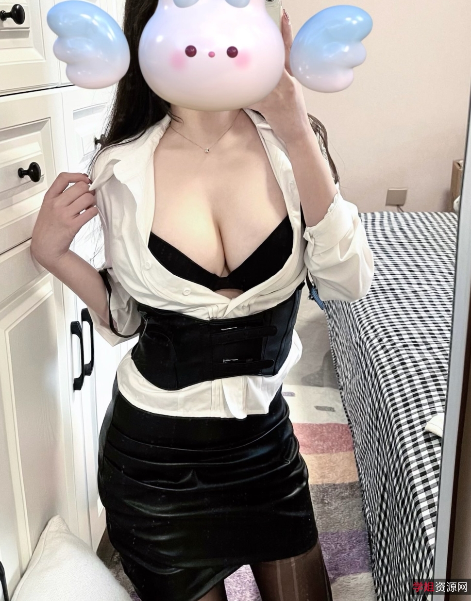 《大罩杯福利姬小鲅鱼定制5.8g》:火辣身材备受追捧的收藏级视频