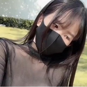 粉色情人扣扣传媒双马尾妹子温泉花园打粑粑最新合集2V986M，戴口罩神秘感十足