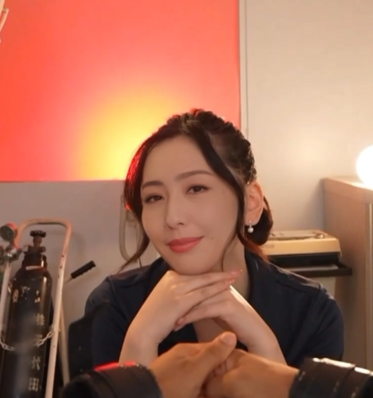 护工诊疗AI佟丽娅1.4G绝密服务深入交流白金卡体验