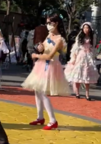 小柔白丝抄底绝密视频多部80M推特展示